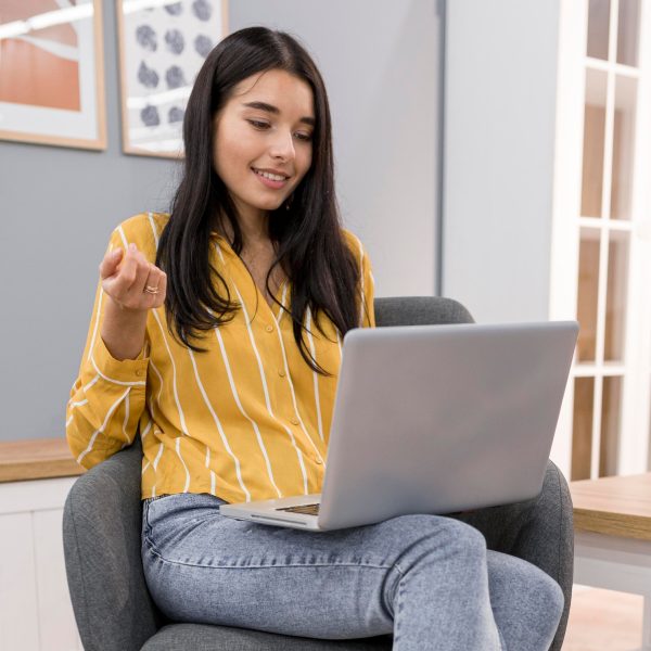 vlogger-femenino-casa-laptop_23-2148738216